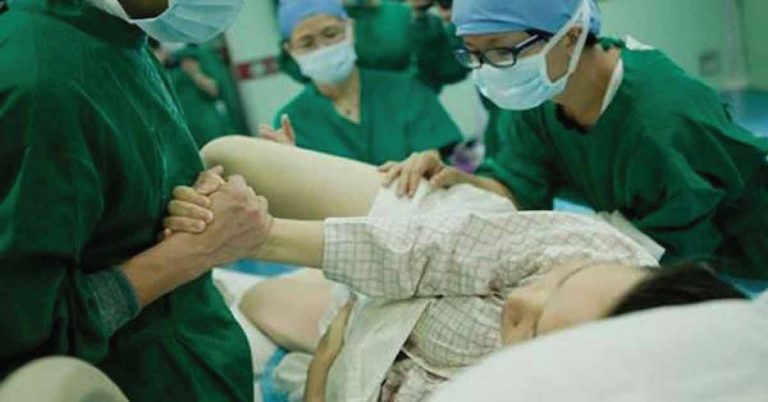 แม่มือใหม่สะดุ้ง! จู่ๆหมอ “ใช้มือล้วงเข้าไปในช่องคลอด” จึงรีบหนีบขาสองข้าง แต่แล้วก็รู้ว่า…