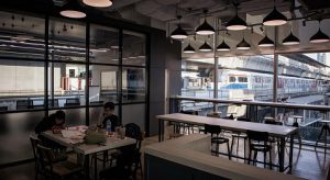 alt=”True Space Co working space - ที่นั่งอ่านหนังสือ สยามสแคว์ ติวหนังสือ สอนพิเศษ”